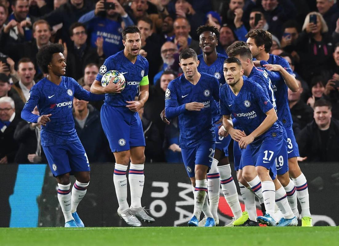 包含欧联赛前走向成谜，阿贾克斯再遭质疑，信心回归，年轻球员得到机会的词条